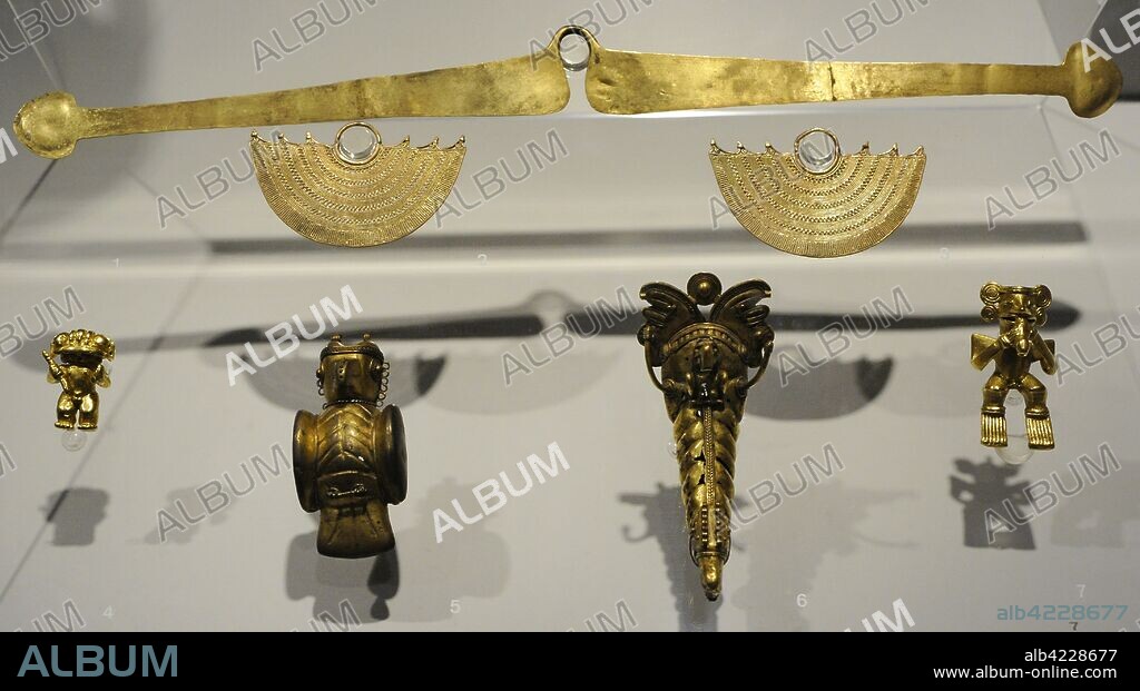 Conjunto de objetos de adorno. Colgante antropomorfo de oro, Cultura Quimbaya. Colgante representando un ave rapaz, de cobre dorado, Cultura Tairona. Colgante representando un animal fantástico, de oro, Cultura Tairona. Colgante antropomorfo de oro, Cultura Tairona. Período de Integración (800-1500 d. C). Colombia. Museo de América. Madrid. España.