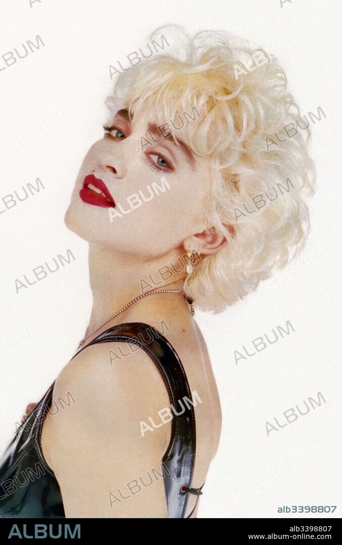 MADONNA en QUIEN ES ESA CHICA?, 1987 (WHO'S THAT GIRL?), dirigida por JAMES FOLEY. Copyright WARNER BROTHERS.