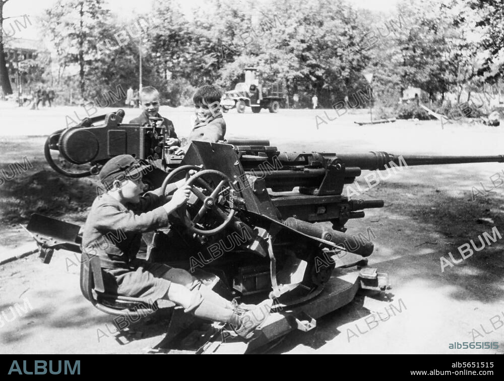 2. Weltkrieg / Kriegsende. Berliner Kinder spielen mit einem Flakgeschütz. Foto, undatiert.