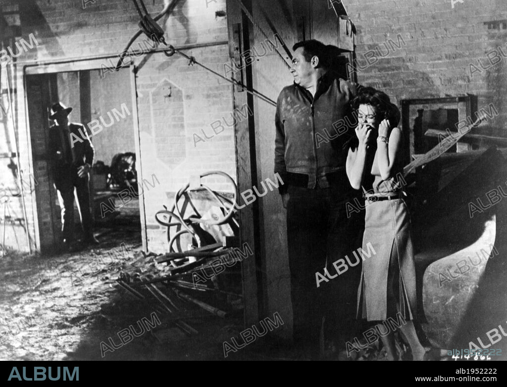 NATALIE WOOD und RAYMOND BURR in A CRY IN THE NIGHT, 1956, unter der Regie von FRANK TUTTLE. Copyright WARNER BROTHERS.