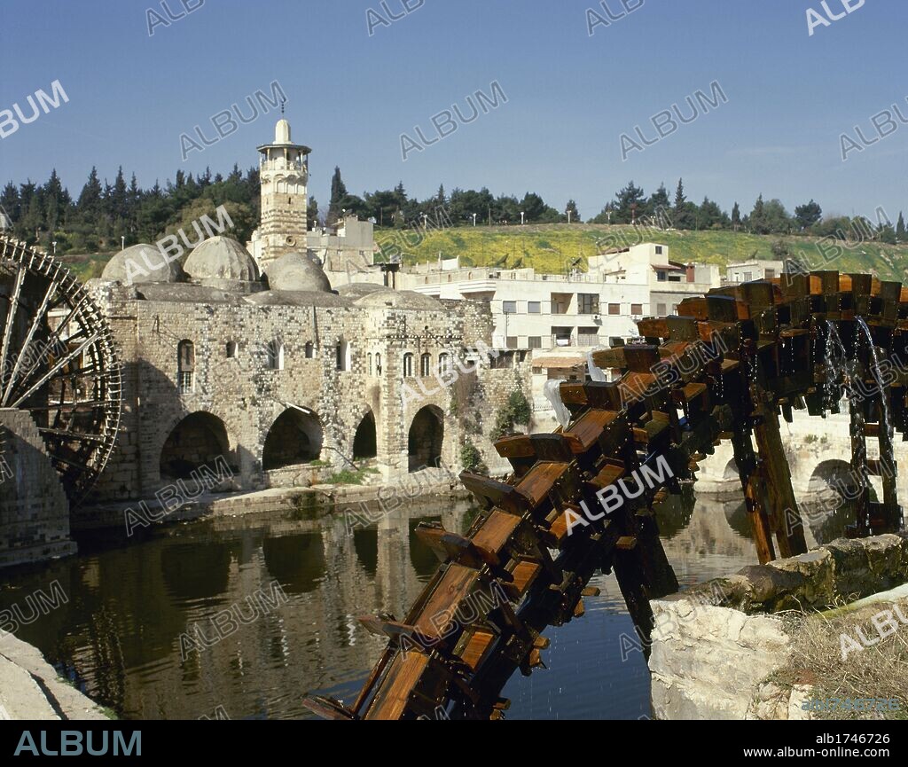 SIRIA. HAMA. NORIA de origen medieval a orillas del río Orontes, junto a la MEZQUITA DE AN-NURI, construida en el siglo XII por el tío de Saladino.