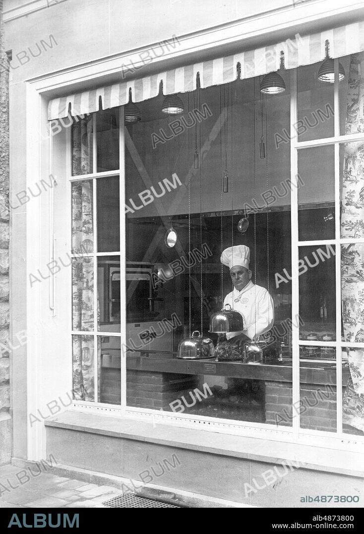 GERMANY BERLIN around 1930. Orig. caption ... AMERICAN SPECIALTIES IN KURFÜRSTENDAMM. Roberts, the new U.S.A. Koch, has opened a restaurant on Kurfürstendamm, where, according to Yankee art, "quick lunch" and all American specialties include "drinks" in a bar. U.B.z. the chef from Restaurant Roberts performs his art in the shop window in front of the Kurfürstendamm audience. Photo: AB Text & Bilder / SVT / Code: 5600 Folder: 5-min Germany 1925-32 1. Berlin Cooks sites: USA *; BERLIN; GERMANY PhotoDate: 193? - ?? - ??.
