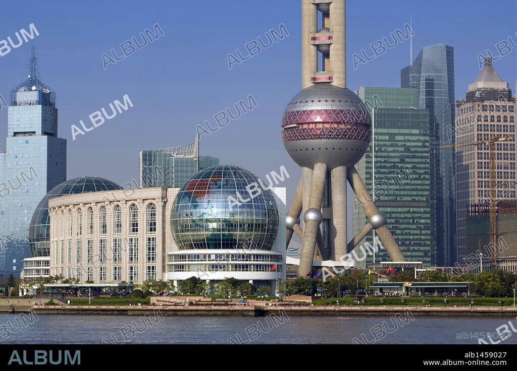 CHINA. SHANGHAI. Vista de la nueva zona de PUDONG, en la que destaca la TORRE "PERLA DE ORIENTE", a orillas del RIO HUANGPU.