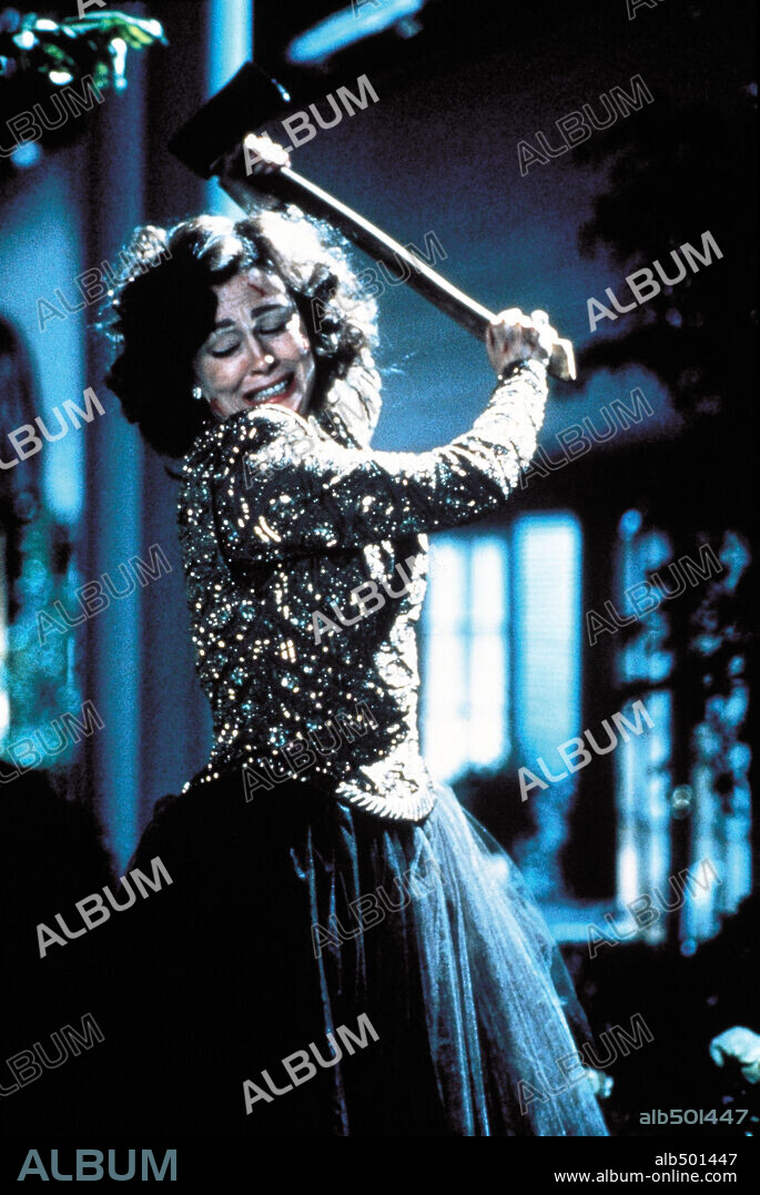 FAYE DUNAWAY en QUERIDÍSIMA MAMÁ, 1981 (MOMMIE DEAREST), dirigida por FRANK PERRY. Copyright PARAMOUNT PICTURES.