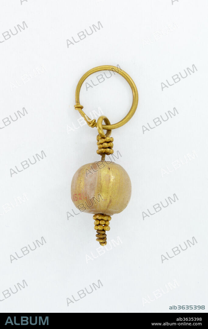 Gilded glass earring. Dimensions: L. 4.1 cm (1 5/8 in); diam. of bead, 1.3 cm (1/2 in). Date: 1st century B.C.-A.D. 1st century.
Ball earrings were a popular Roman fashion in the first century AD, and may be seen on panel paintings from that era such as 2013.438.