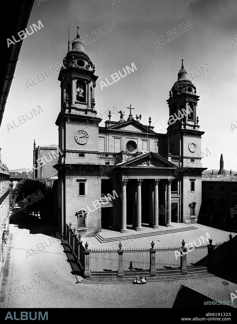 VENTURA RODRIGUEZ (1717-1785). FACHADA PRINCIPAL NEOCLASICA DE LA CATEDRAL DE PAMPLONA REALIZADA EN 1783 - FOTOGRAFIA EN BLANCO Y NEGRO - AÑOS 60.
