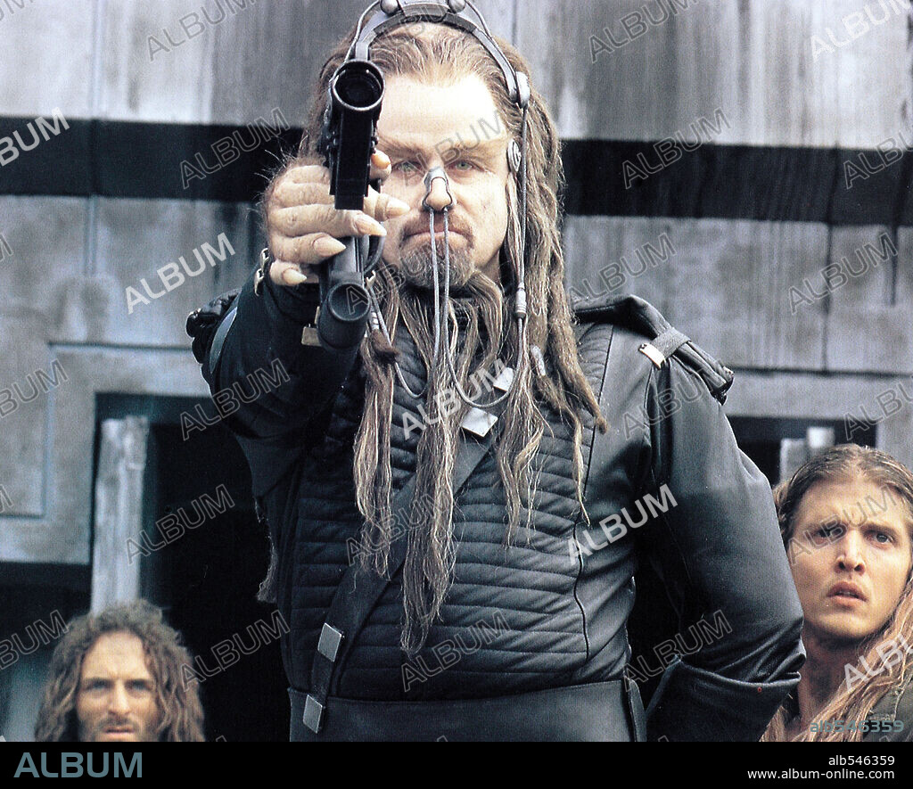 JOHN TRAVOLTA dans BATTLEFIELD EARTH: A SAGA OF THE YEAR 3000, 2000, réalisé par ROGER CHRISTIAN. Copyright WARNER BROS.