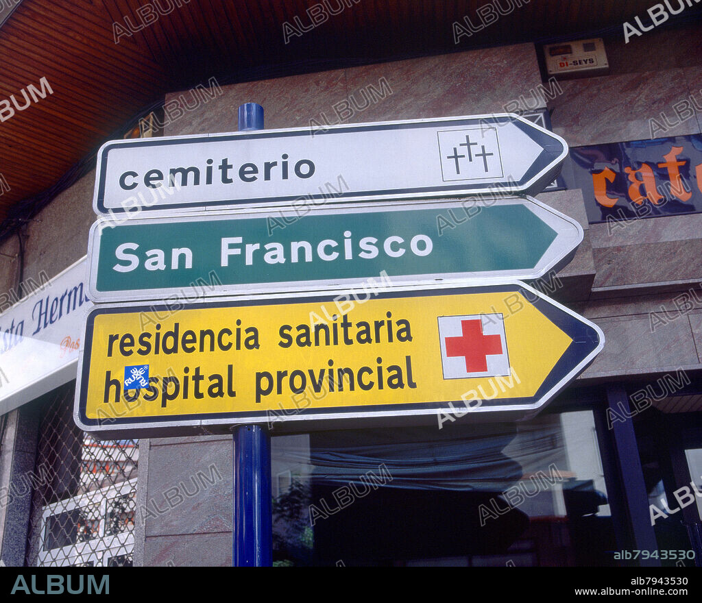 CARTELES INDICANDO DIFERENTES DIRECCIONES.