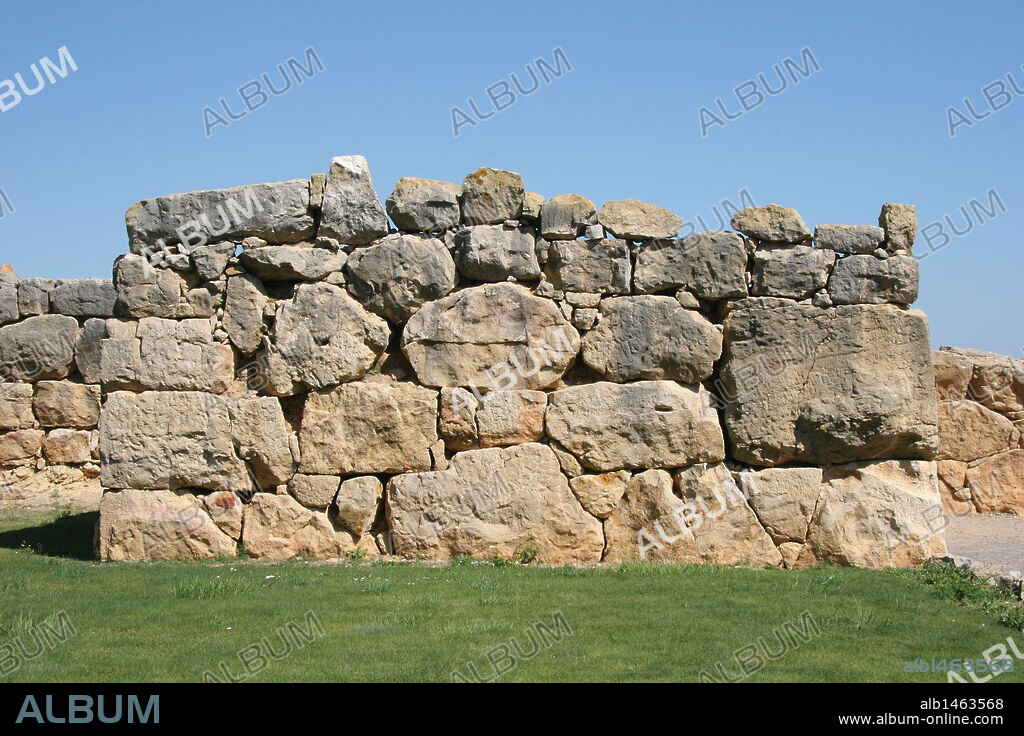 ARTE GRIEGO. ESPAÑA. EMPURIES (EMPORIUM). Colonia griega fundada por los griegos de Focia. Se fundó en dos fades, la más tardana fue la Neopolis griega o "Ciudad Nueva", junto a la costa y muy cercana a un poblado íbero llamado Indike. Vista de los restos de las murallas construidas en grandes bloques de piedra al modo ibérico. Provincia de Girona. Comarca del Alt Empordà. Cataluña.