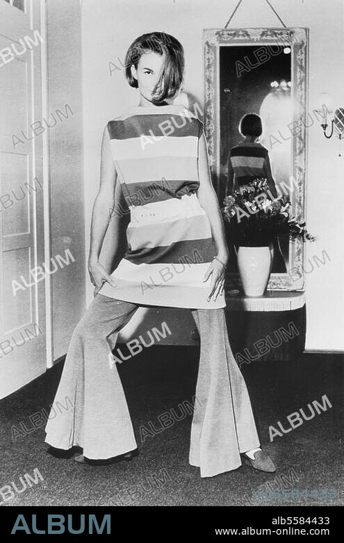 Mode:. Damenmode 1964. Modenschau in München: Damen-Hosenanzug des Münchner Modeschöpfers Werner Wunderlich. (Jerseyhemd und vom Knie ab glockig weite Sailorhosen). Foto, 1964.