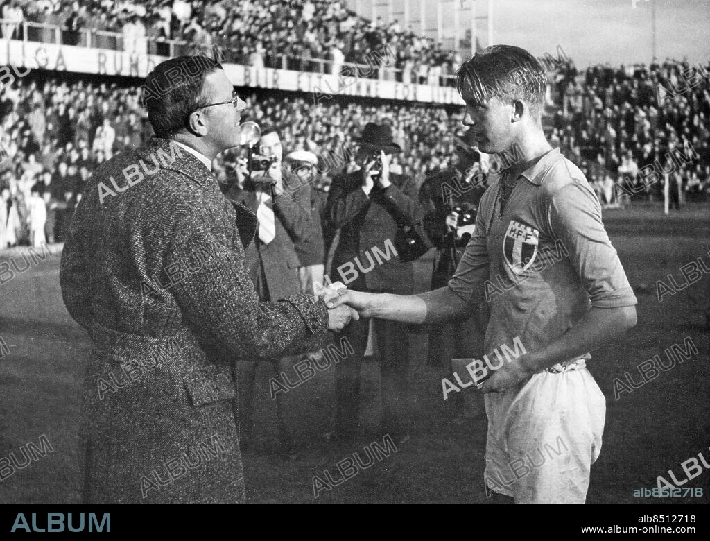 SOLNA 19441001. Börje Tapper får segerplaketten av kronprins Gustaf Adolf efter Malmö FF:s seger mot Norrköping i Svenska cupen. Malmö FF vann med 4-3 efter förlängning inför 35 087 åskådare. Tapper gjorde tre mål.. Foto: BM-Bild / TT / Kod: 194.