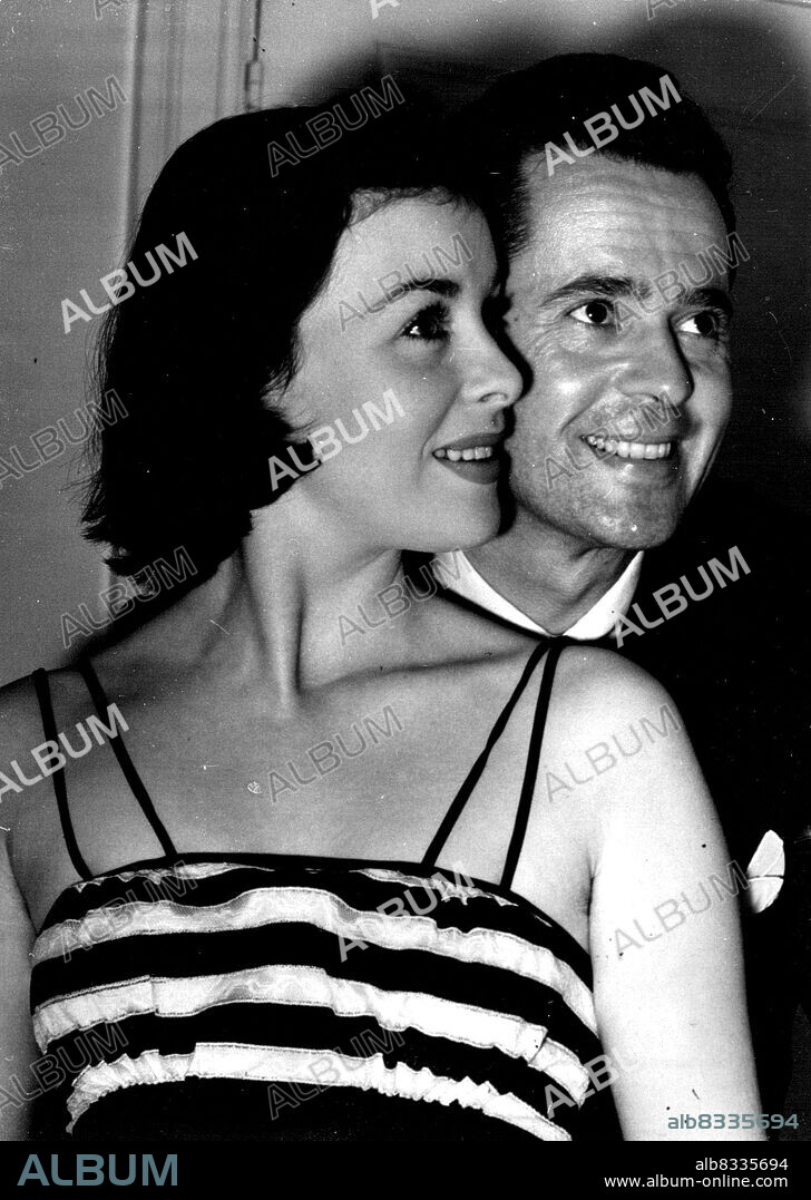 Hollywood stars Larry Parks and Constance Smith, who arrived in England to-day by air from Hollywood. They have come to make a film called "Tiger by the Tail". April 20, 1954. (Photo by Daily Mail Contract Picture).