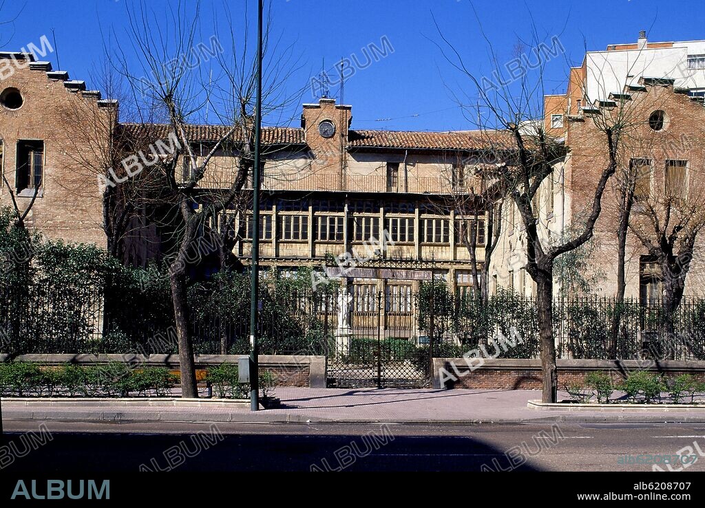 ANTIGUO INSTITUTO HOMEOPATICO SITUADO EN LA CALLE ELOY GONZALO CONSTRUIDO EN 1873 ANTES DE SU RESTAURACION ENTRE DESDE 1998 HASTA 2010.