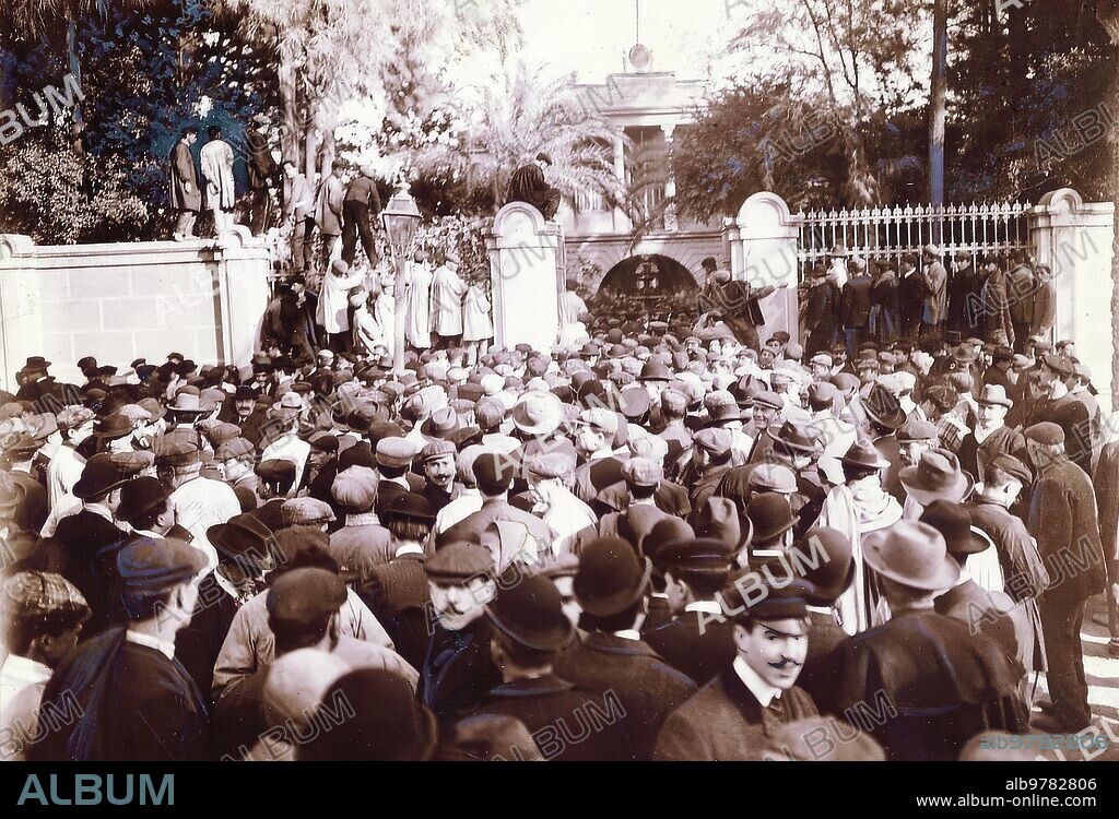 16 diciembre 1906. Valencia - Llegada al consulado francés de la manifestación de gratitud A Francia por haber Condecorado A los Valencianos Sorolla y Blasco Ibáñez - foto pastor.