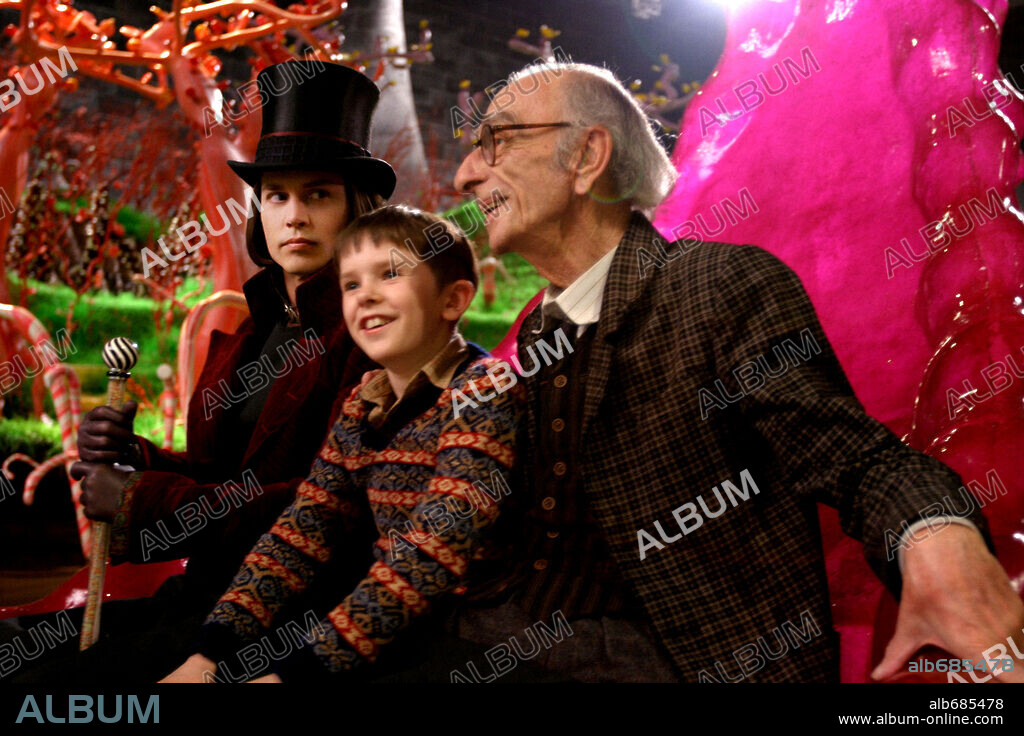 DAVID KELLY, FREDDIE HIGHMORE und JOHNNY DEPP in CHARLIE AND THE CHOCOLATE FACTORY, 2005, unter der Regie von TIM BURTON. Copyright WARNER BROS. / MOUNTAIN, PETER.