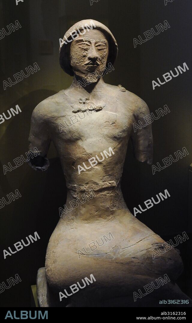 Arte. Asia Central. Estatua de hombre. Osario. Arcilla. Primeros siglos d. C. Alrededores de Koy-Krylgan-Icala, República de Karakalpakstan (República autónoma de Uzbekistan). Museo del Hermitage (The State Hermitage Museum). San Petersburgo. Rusia.