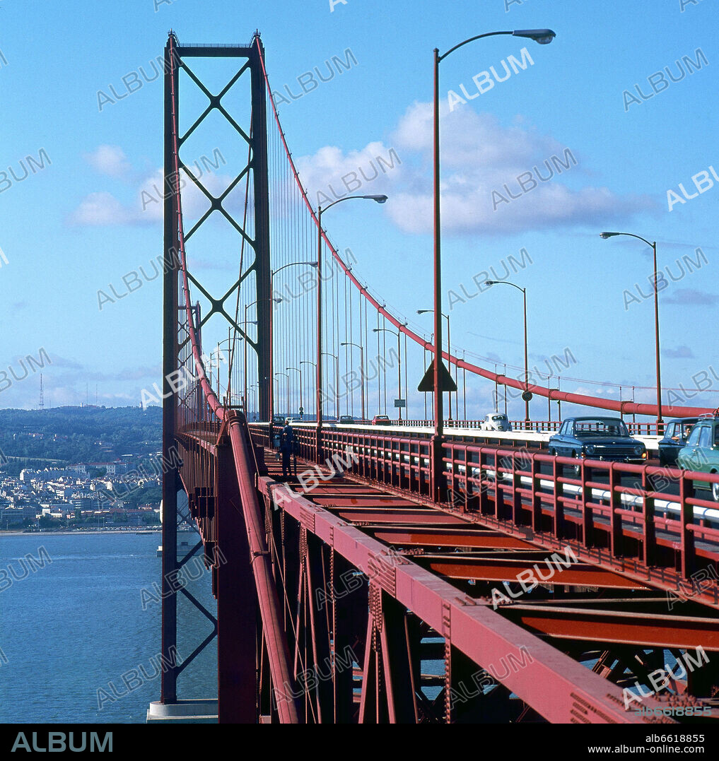 RAY M. BOYNTON. PUENTE SALAZAR O PUENTE 25 DE ABRIL SOBRE EL RIO TAJO CONSTRUIDO POR UNITED STATES STEEL EXPORT EN LOS AÑOS 60 - FOTO AÑOS 60.