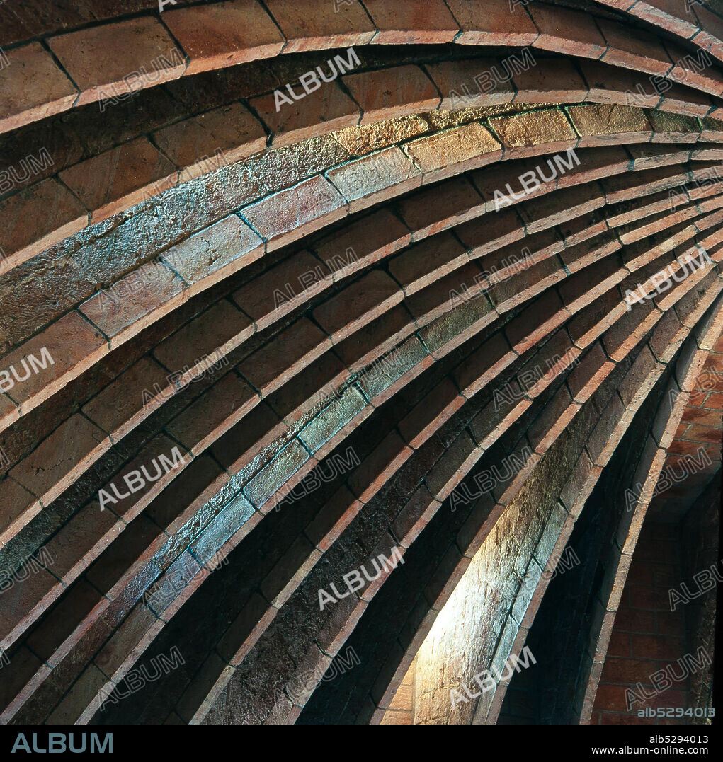 ANTONI GAUDÍ. Casa Milà (La Pedrera), obra de Antoni Gaudí en Barcelona. Detalle de los arcos parabólicos del desván.