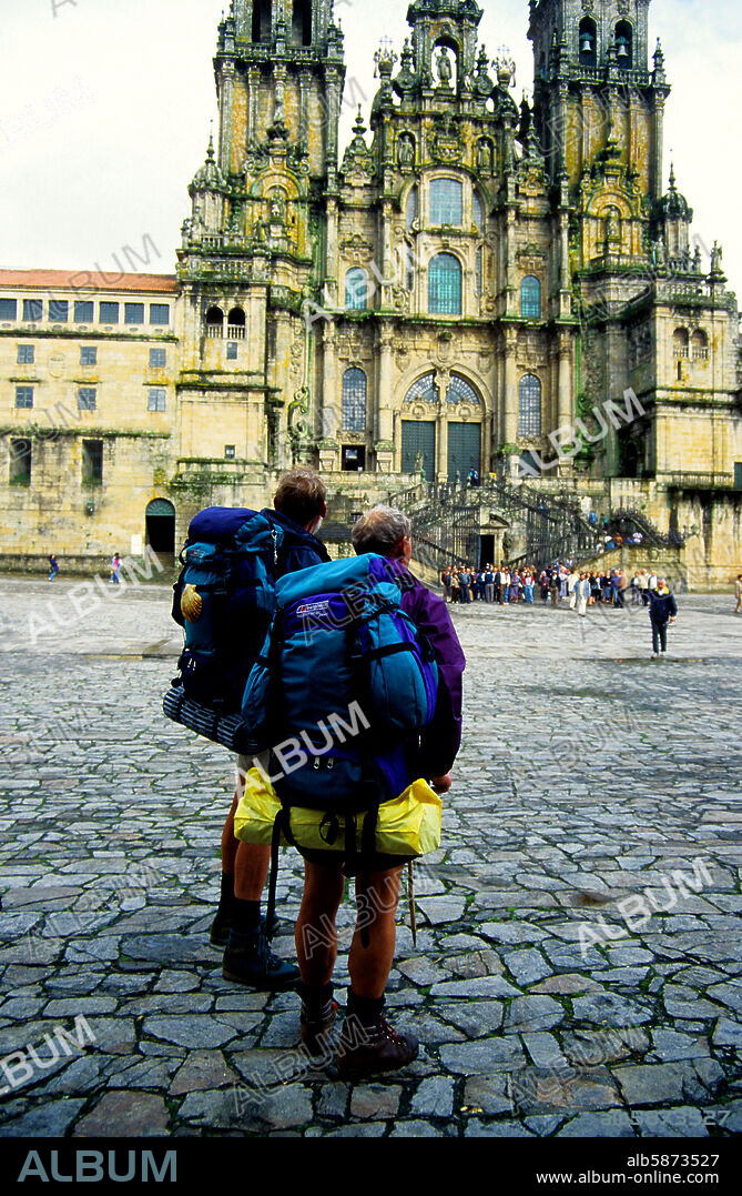 Santiago de Compostela, Catedral y peregrinos en la Plaza del Obradoiro.