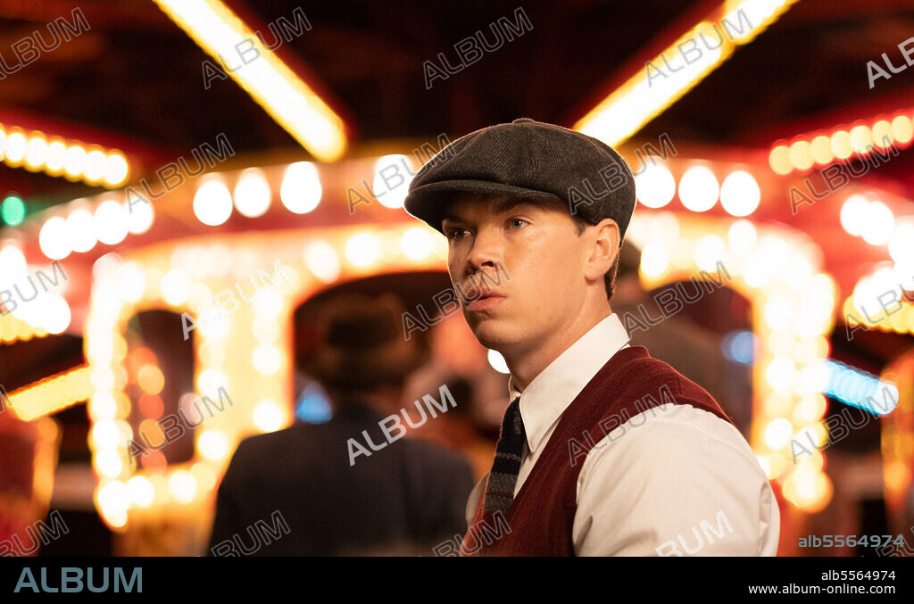 WILL POULTER en AGATHA CHRISTIE: ¿POR QUE NO LE PREGUNTAN A EVANS?, 2022 (WHY DIDN'T THEY ASK EVANS?), dirigida por HUGH LAURIE. Copyright MAMMOTH SCREEN.