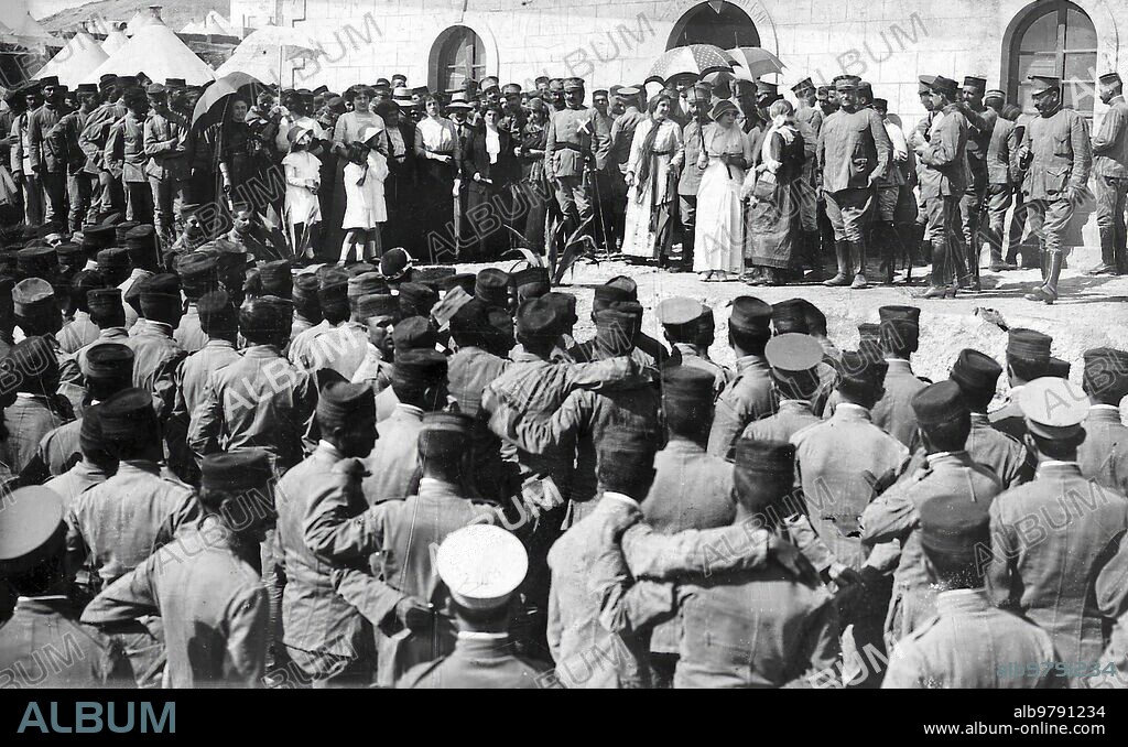 Septiembre 1913. Despedida del general Burguete. El nuevo general Sr. Burguete Despidiéndose en el campamento de Segangan (X) del regimiento de Melilla, Núm. 59, en el que tan Gratos Recuerdos Deja -foto Agustin Silva.