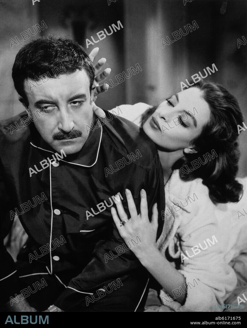 BLAKE EDWARDS. ESCENA DE LA PELICULA "LA PANTERA ROSA" - 1963 - PETER SELLERS Y CAPUCINE - (EEUU) - C.B.FILMS.