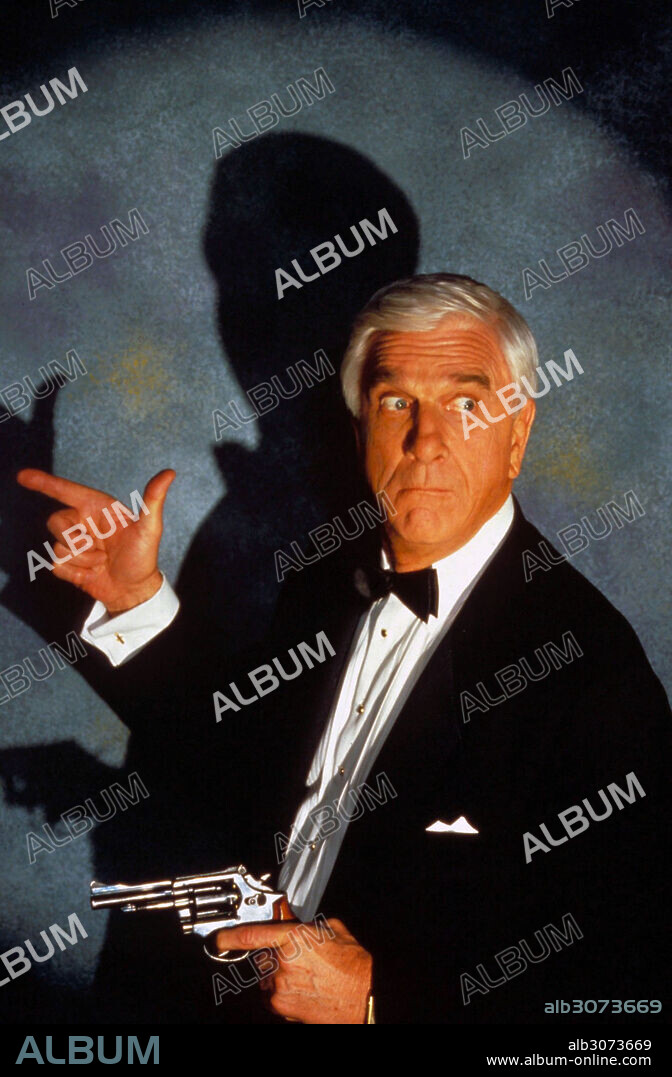 LESLIE NIELSEN en AGÁRRALO COMO PUEDAS 2 1/2: EL AROMA DEL MIEDO, 1991 (NAKED GUN 2 1/2: THE NAKED GUN 2 1/2: THE SMELL OF FEAR), dirigida por DAVID ZUCKER. Copyright PARAMOUNT PICTURES.