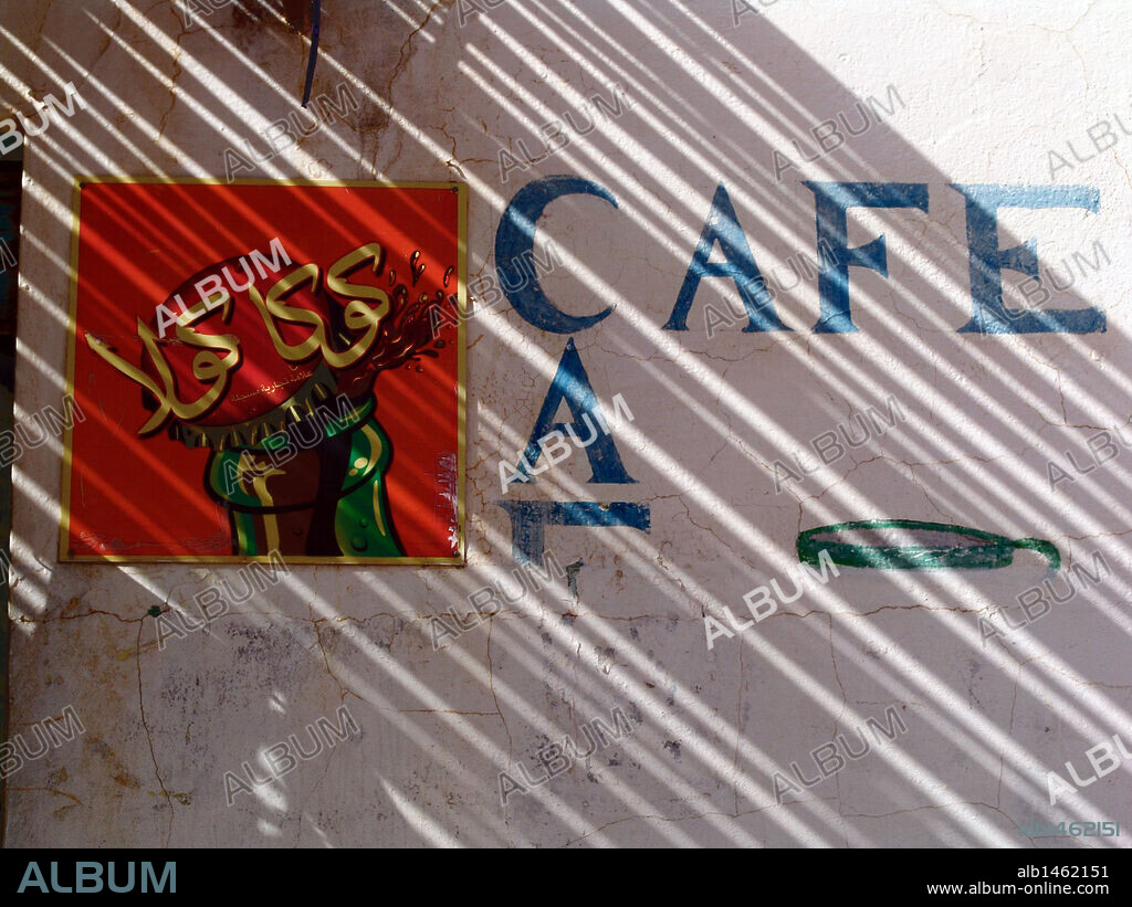 Anuncio publicitario de una bebida en la fachada de un café. El-Djem. Túnez.