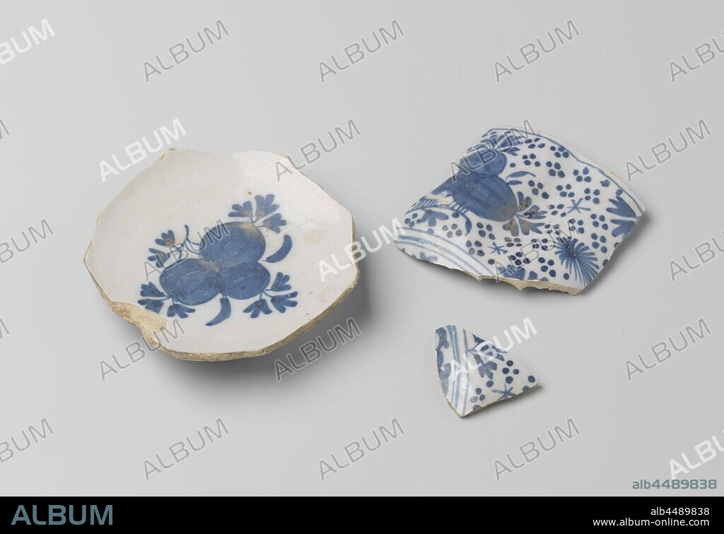 Shards of earthenware decorated with blue ornaments on white ground, Shards of earthenware entirely covered with tin glaze and decorated with blue ornaments on white ground. Unnoticed. Dug up in London, Middlesex Street near Liverpool Street Station., anonymous, England (possibly), c. 1725 - c. 1750, earthenware, tin glaze, h 9 cm × w 8.8 cm × d 1.3 cm × h 4.1 cm × w 4.7 cm × d 1.1 cm.