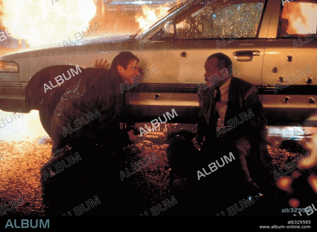 DANNY GLOVER und MEL GIBSON in LETHAL WEAPON 4 - ZWEI PROFIS RÄUMEN AUF, 1998 (LETHAL WEAPON 4), unter der Regie von RICHARD DONNER. Copyright SILVER PICTURES/WARNER BROS / COOPER, ANDREW.
