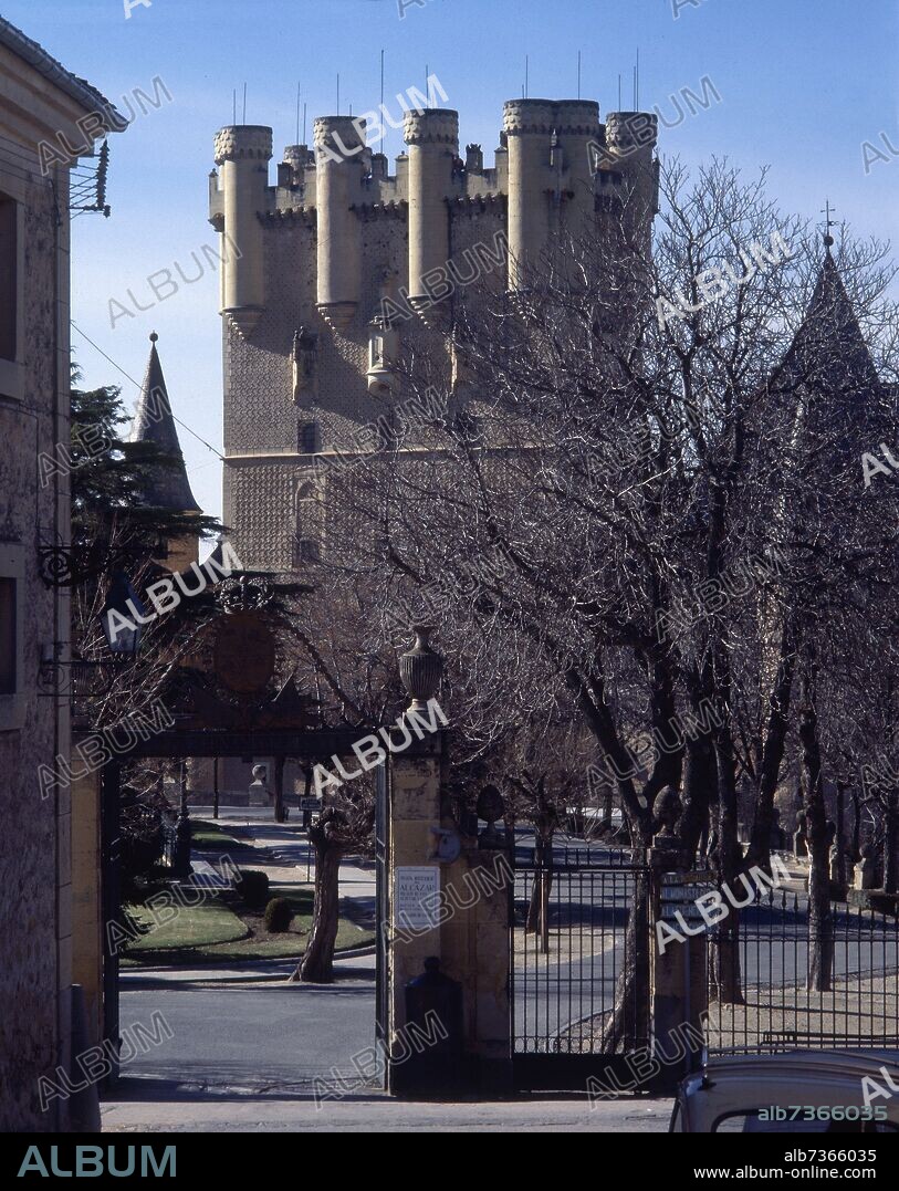 TORRE DE JUAN II DEL ALCAZAR DE SEGOVIA - SIGLO XV - GOTICO CIVIL.