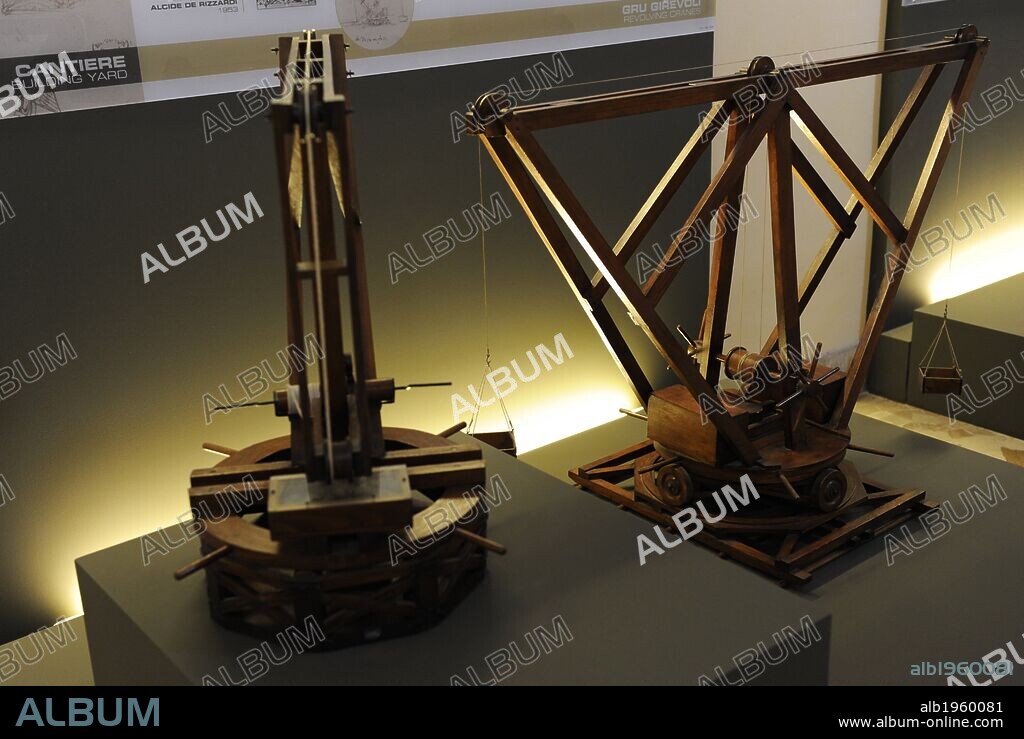 GRUA GIRATORIA CON BRAZO DOBLE. Maqueta interpretada según dibujos de Leonardo Da Vinci. El modelo representa un doble brazo de la grúa montada sobre una plataforma circular. Este modelo interpreta un estudio de la grúa giratoria doble diseñado para drenar las zanjas y transportar cargas en los diferentes niveles, montada sobre una plataforma circular. Museo Nacional de al Ciencia y Tecnología Leonardo Da Vinci. Milán. Italia.