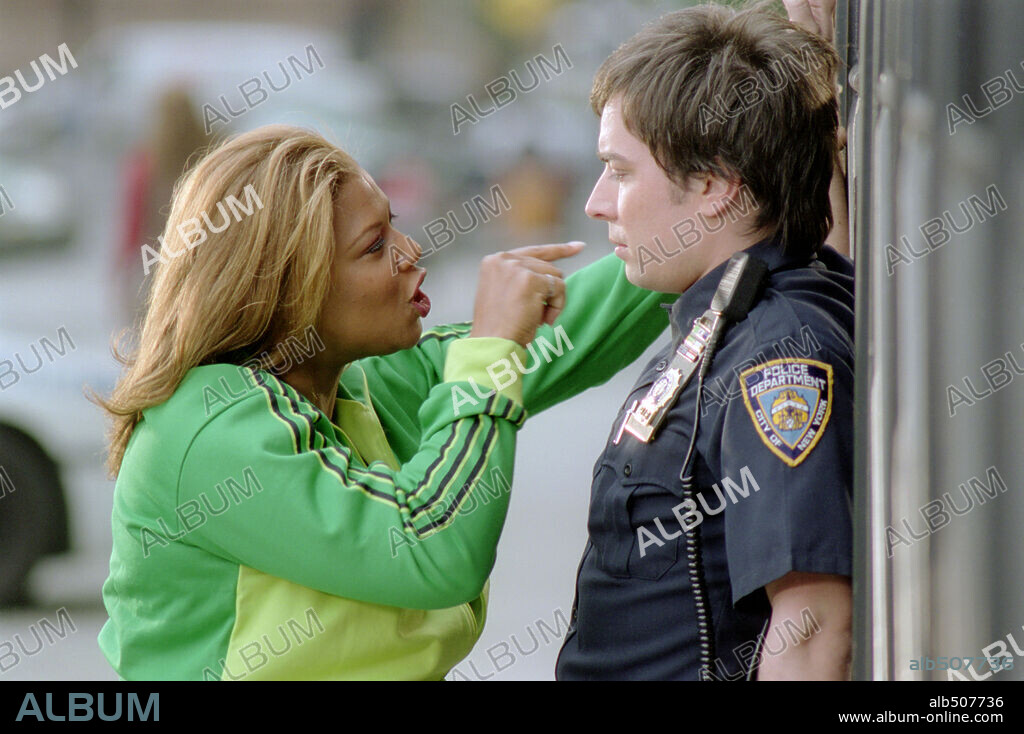 JIMMY FALLON y QUEEN LATIFAH en TAXI, DERRAPE TOTAL, 2004 (TAXI), dirigida por TIM STORY. Copyright 20TH CENTURY FOX / HAYES, KERRY.