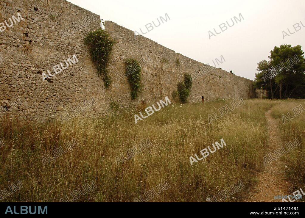 GRECIA. PILOS. Vista parcial del NEO-KASTRO. Detalle del lienzo de la muralla almenada de la fortaleza turca construida en 1573. Provincia de Messinía. Región del Peloponeso.