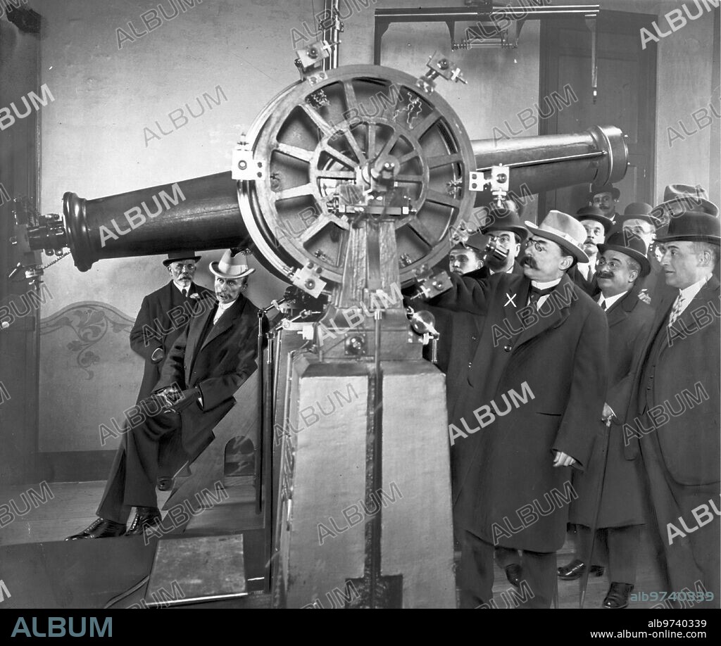 Observatorio Fabra, de Barcelona, 1916. El ilustre astrónomo, D. José Comas y Sola explicando los aparatos científicos de aquel centro ante los invitados a los actos con que se ha celebrado el V aniversario de la Sociedad Astronómica de España y América, de que es presidente.
