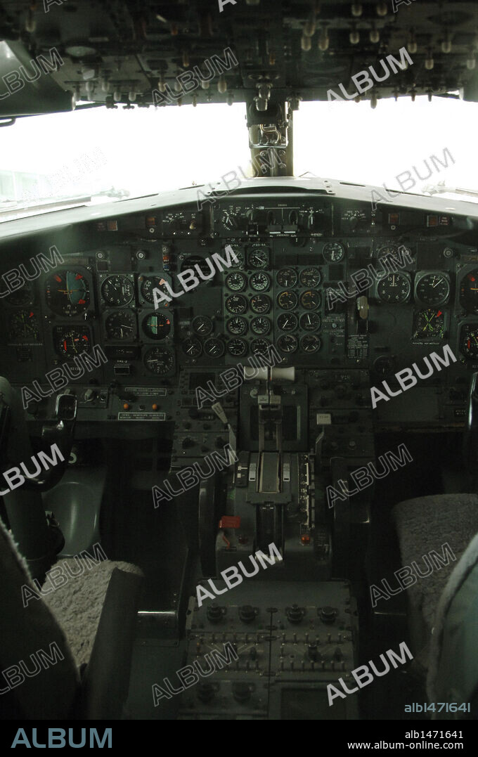CABINA de control de un BOEING 737-201. Museo del Vuelo (Museum of Flight). Seattle. Estado de Washington. Estados Unidos.