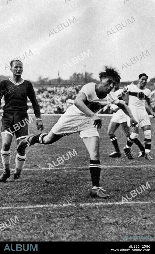 The National team lost only two games. Finally recognition for the hand game. Thrown on the run. The German Sturmer in the Germany-Austria game throws an untenable gate. ©TopFoto.