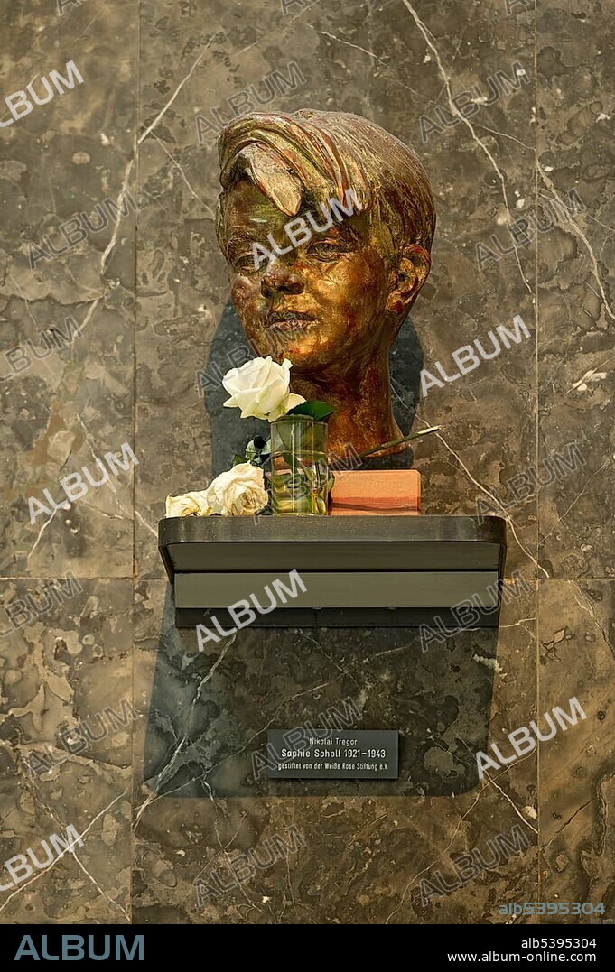 Bronze bust of Sophie Scholl by Nikolai Tregor, White Rose memorial, opponent of the Third Reich, Lichthof, atrium of the LMU, Ludwig Maximilian University, main building, Munich, Upper Bavaria, Bavaria, Germany, Europe