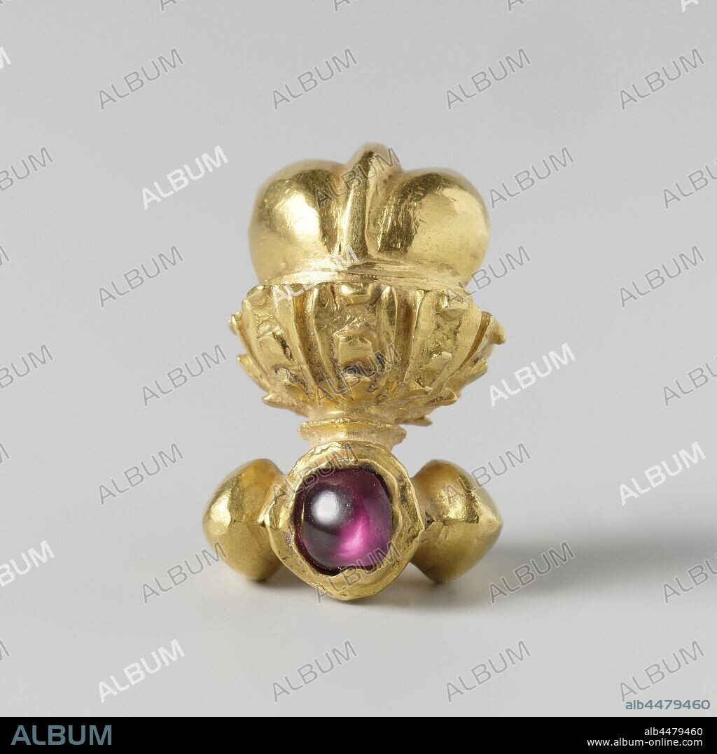 Earring in the shape of a ring, Earring in the shape of a ring with perpendicular an ornament in the shape of an oval fruit., Java, 800 - 900, gold (metal), h 1.8 cm × w 1.2 cm × d 1.3 cm × w 6.32 gr.