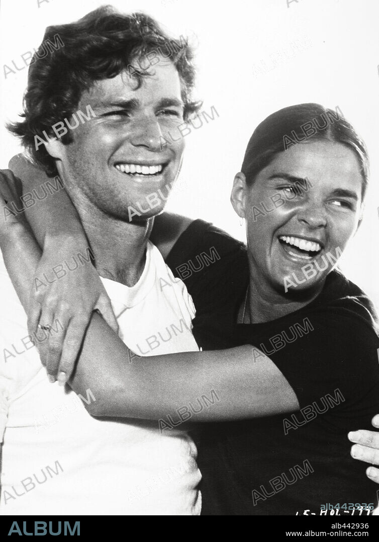 ALI MacGRAW und RYAN O'NEAL in LOVE STORY, 1970, unter der Regie von ARTHUR HILLER. Copyright PARAMOUNT PICTURES.
