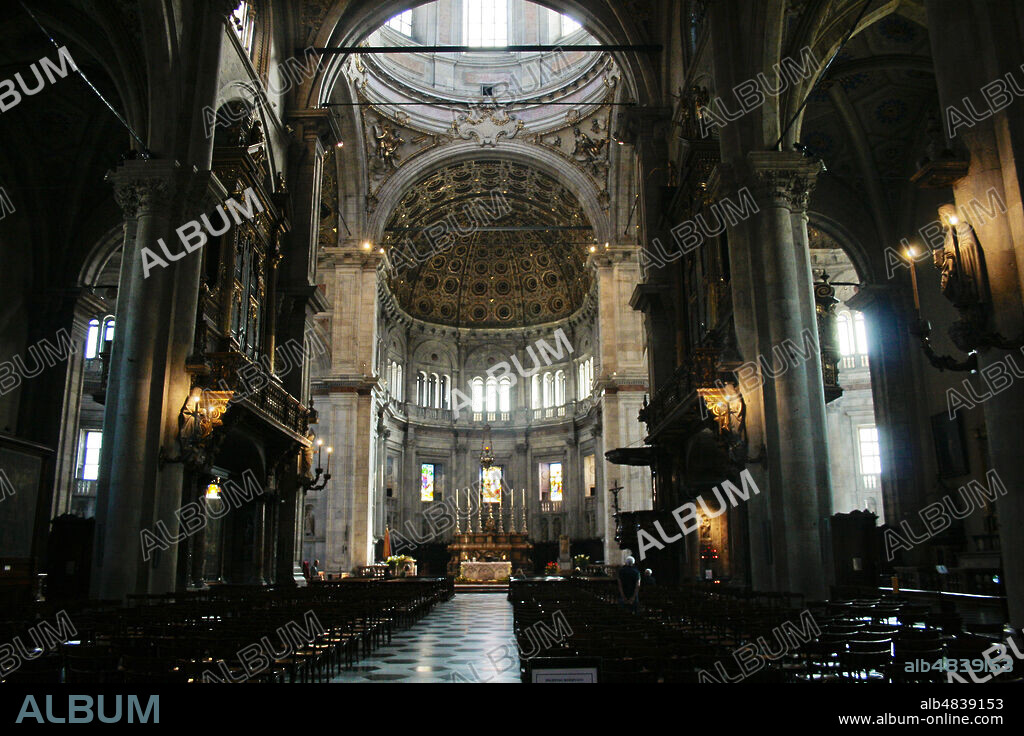 Como, Lombardy, Italy. The Cathedral of Santa Maria Assunta. Late Gothic, Renaissance architectural style. The interior of the church.