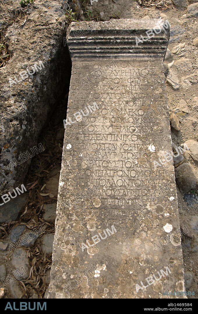 ARTE GRIEGO. GRECIA. ACROPOLIS DE ESPARTA. Detalle de las ruinas del ARTEMISION (SANTUARIO DE ARTEMISA ORTIA), construido entre los siglos VII-VI a. C. y reutilizado en época romana como teatro. ESPARTA. Provincia de Lakonía. Región del Peloponeso.