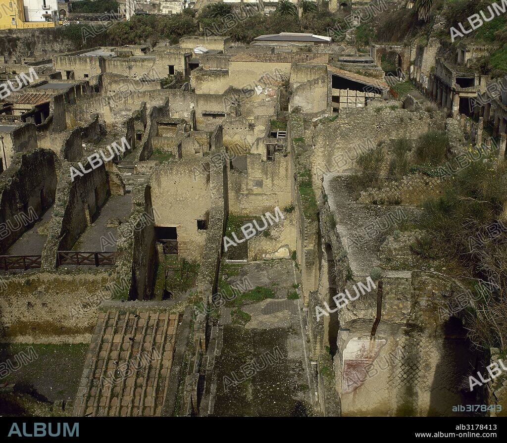 HERCULANO. Vista de las ruinas de la antigua ciudad que en el año 79 d. C. fue cubierta por la lava del Vesubio. Vista del "DECUMANUS MAXIMUS". Región de La Campania. Italia.