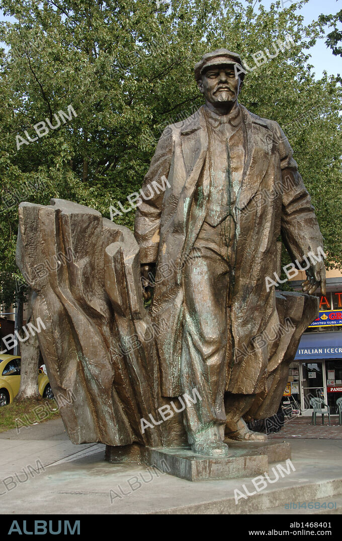 Lenin, seudónimo de Vladimir Ilich Uliánov (1870-1924). Revolucionario y político ruso. Estatua en bronce de Lenin, obra de Emil Venkov (n.1937). Barrio de Fremont. Seattle. Estado de Washington. Estados Unidos.