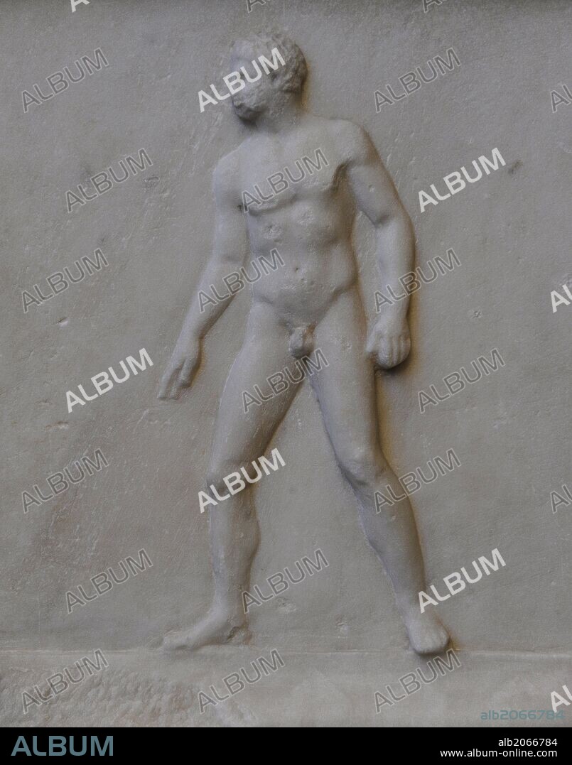 ARTE GRIEGO. EPOCA CLASICA. GRECIA. Sala dedicada a la Tumba de Mnesarete, perteneciente a una familia acomodada. S. IV a. C. Detalle del relieve de una base de una estatua, con la representación de un lanzador de lanza tras el lanzamiento. Hacia el año 380 A. C. Glyptothek. Munich. Alemania. Europa.