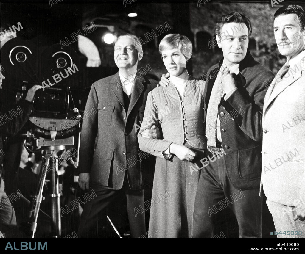 CHRISTOPHER PLUMMER, JULIE ANDREWS, RICHARD HAYDN and ROBERT WISE in THE SOUND OF MUSIC, 1965, directed by ROBERT WISE. Copyright 20TH CENTURY FOX.
