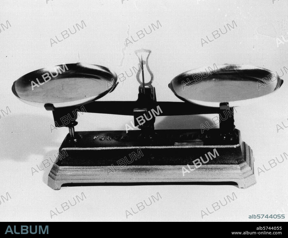 Technology:. Scales and Balances. "Balance de Roberval" (balance constructed by the French mathematician Gilles Personne de Roberval (1602-1675). Photo, undat. Paris, Bibliothèque Nationale.