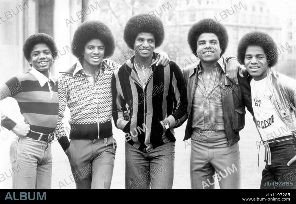 VIVICA A FOX, JACKSON FIVE, JACKIE JACKSON, Marlon JACKSON, MICHAEL JACKSON und TITO JACKSON. Michael Joseph Jackson (Aug. 29, 1958 - Jun. 25, 2009) 50, recording artist superstar, entertainer, businessman - the 'King of Pop.' Debuted on the music scene at 11 as a member of The Jackson 5. Solo in 1971 - with five albums the world's best-selling records. Jacko's MTV videos were legendary. PICTURED: Jul. 04, 1981 - New York, New York, USA - Young MICHAEL JACKSON and the Jackson Five. 04/07/1981
