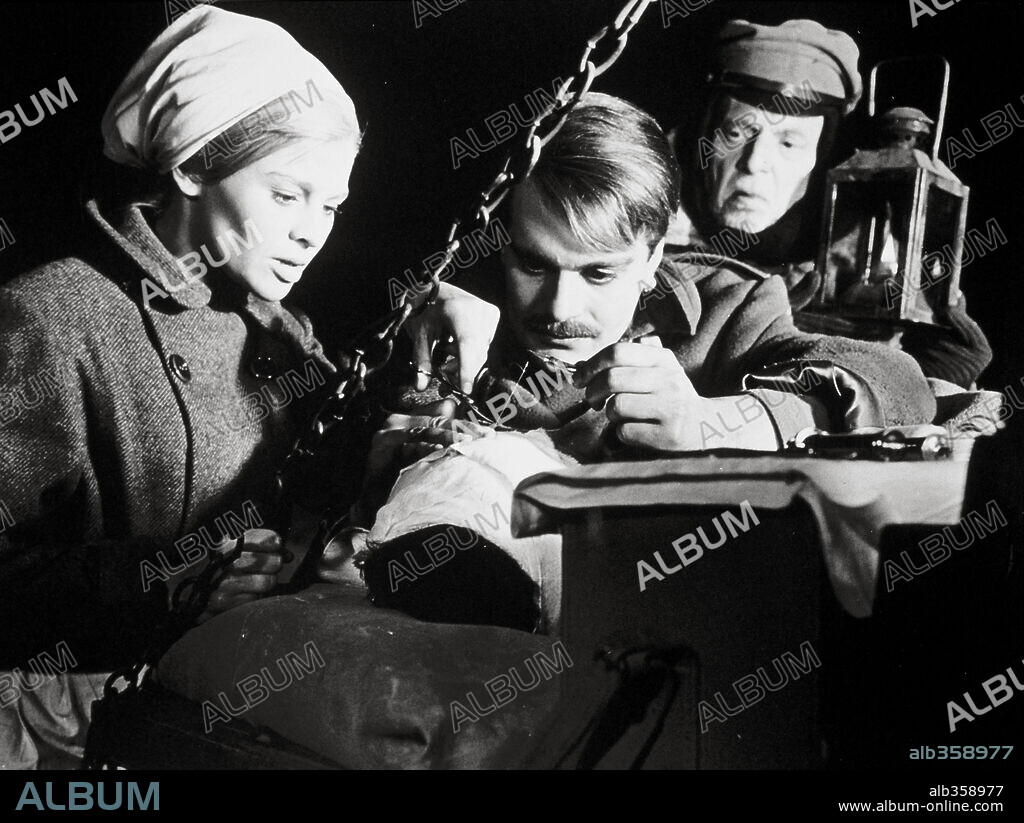 JULIE CHRISTIE and OMAR SHARIF in DOCTOR ZHIVAGO, 1965, directed by DAVID LEAN. Copyright CARLO PONTI/MGM.
