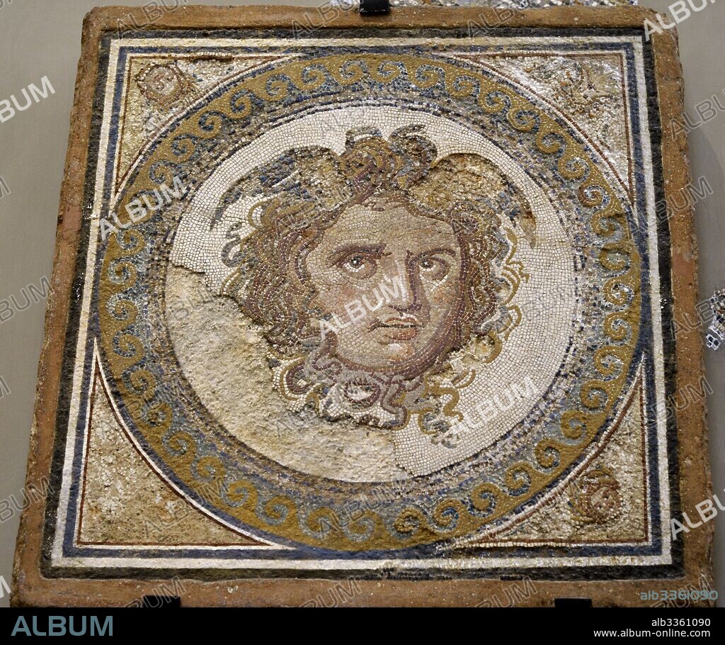 Mosaico de la Medusa. Emblema central del mosaico localizado en Tarraco. Siglo II-III d. C. Museo Nacional Arqueológico. Tarragona, Cataluña, España. Mosaic of the Medusa. Central emblem of the mosaic found in Tarraco. 2nd-3rd century A. D. National Archaeological Museum, Tarragona. Spain.